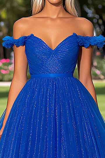 Glitrende kongeblå off-shoulder tylbalkjole